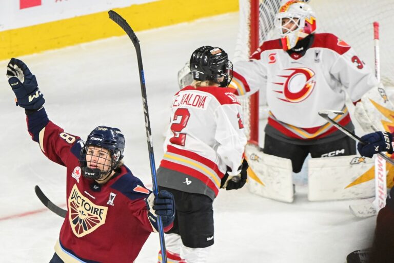 Catherine Dubois marque le 4e OT comme Victoire Outlast Charge 3-2 pour égaliser la série 1-1 - Clone