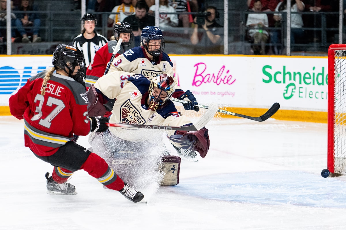 Chargez l'avance vers la finale professionnelle de la Ligue de hockey féminine avec une victoire 2-1 contre Victoire