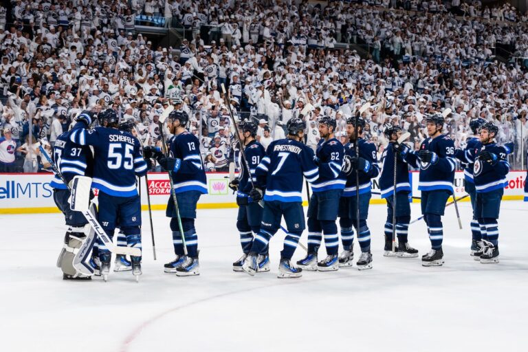 Connor Hellebuyck Perfect in Net As Jets Blank Stars 4-0; Série 1-1 de Winnipeg Ties 1-1