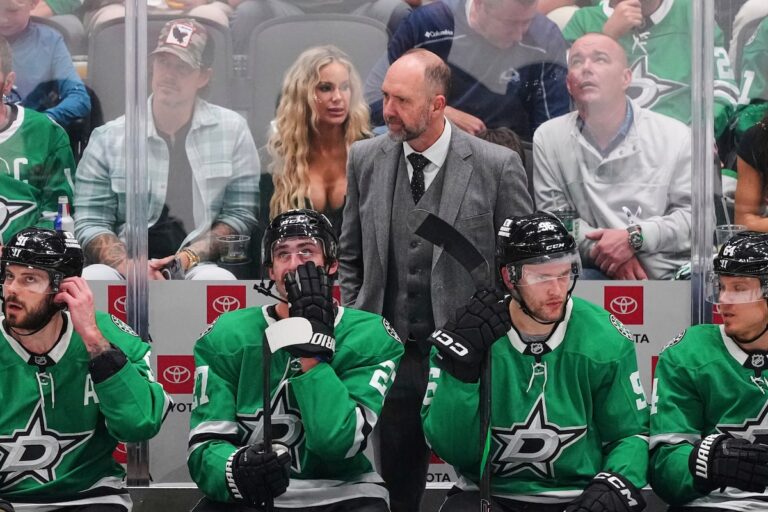 Gretzky a visité les vestiaires des étoiles après avoir avancé pour le match ouest avec les Oilers