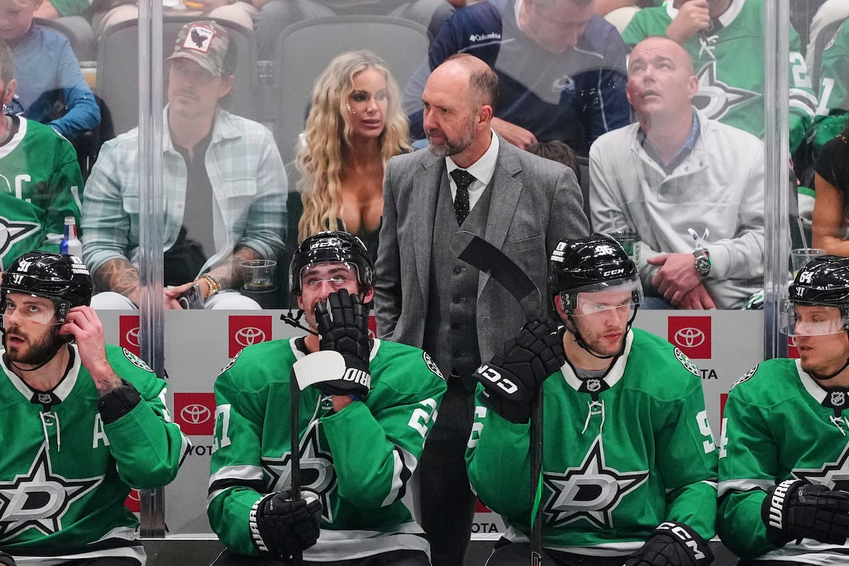 Gretzky a visité les vestiaires des étoiles après avoir avancé pour le match ouest avec les Oilers