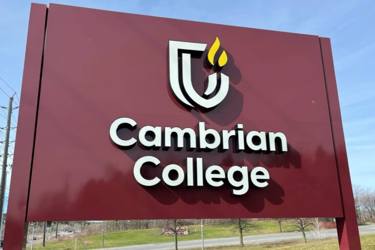 La chute internationale des étudiants invite le Cambrien à suspendre la consommation à 10 programmes
