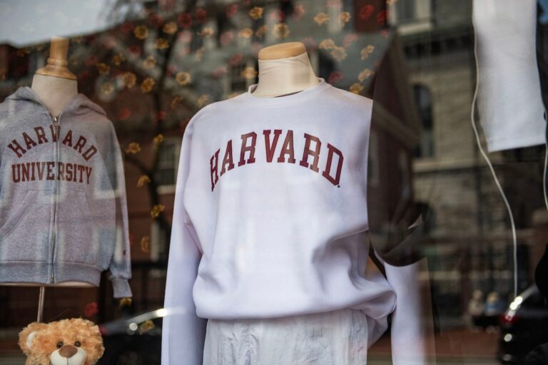 La menace de visa de Harvard de Trump pourrait éliminer plusieurs équipes sportives de l'école