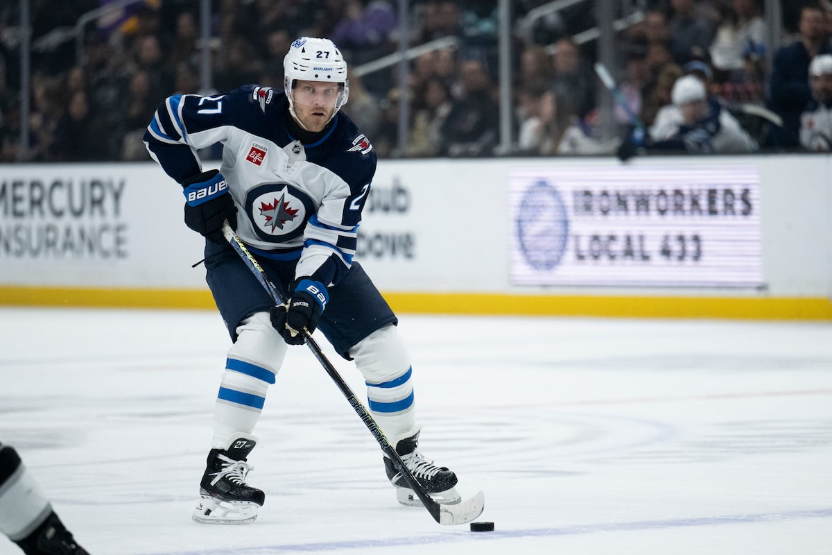 L'attaquant des Jets Nikolaj Ehlers laisse tomber un maillot sans contact au patient du matin avant le match 6