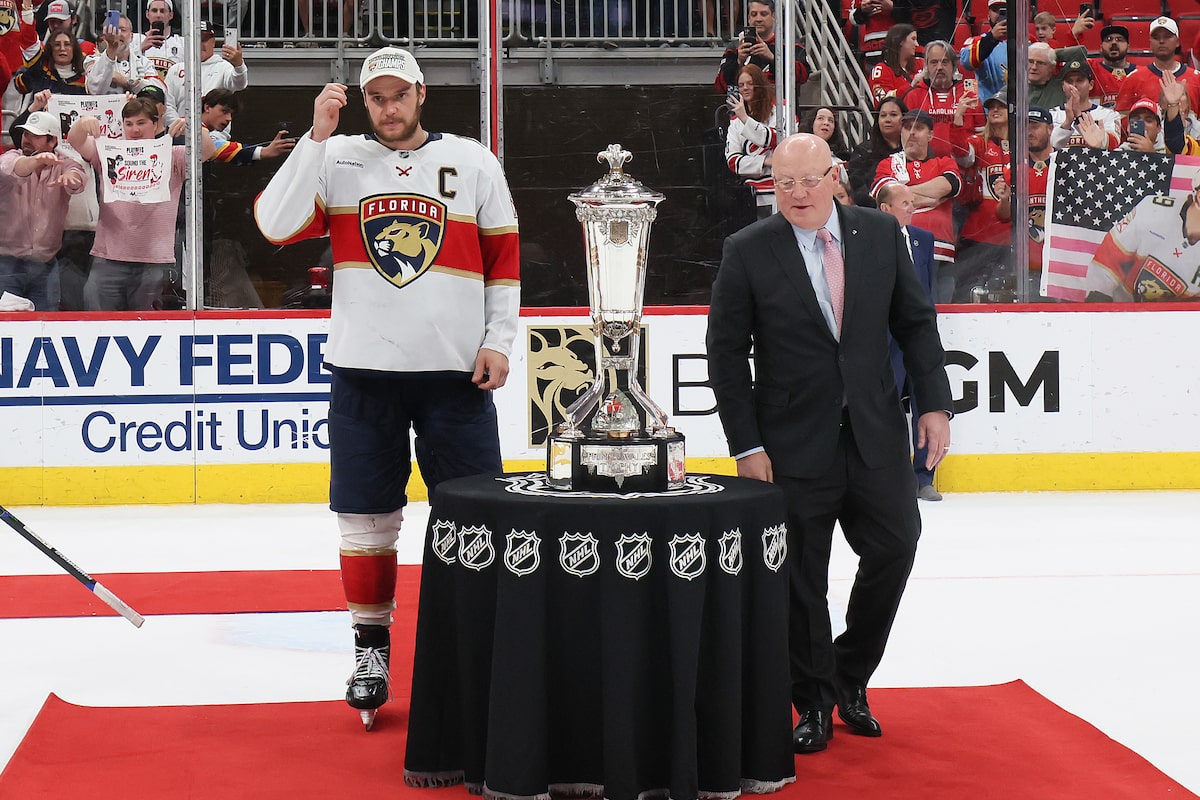 Le champion en titre Florida Panthers passe à la troisième finale consécutive de la Coupe Stanley, battant Carolina 5-3 dans le match 5