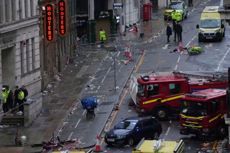 Le conducteur arrêté après que la voiture frappe les foules au défilé de titre de Liverpool