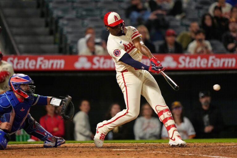 Le double de trois points de Jorge Soler dans la neuvième manche donne à Angels 5-4 victoire sur Blue Jays