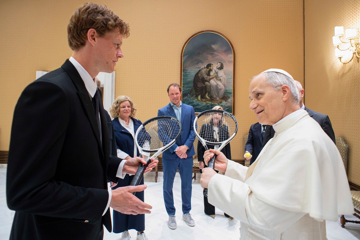 Le fan de tennis Le pape Leo XIV rencontre le joueur de premier plan Jannik Sinner le jour de l'ouverture italien