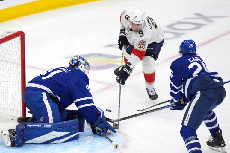 L'entraîneur des Leafs, Craig Berube, dit que le coude à la tête de Stolarz `` clair comme le jour ''