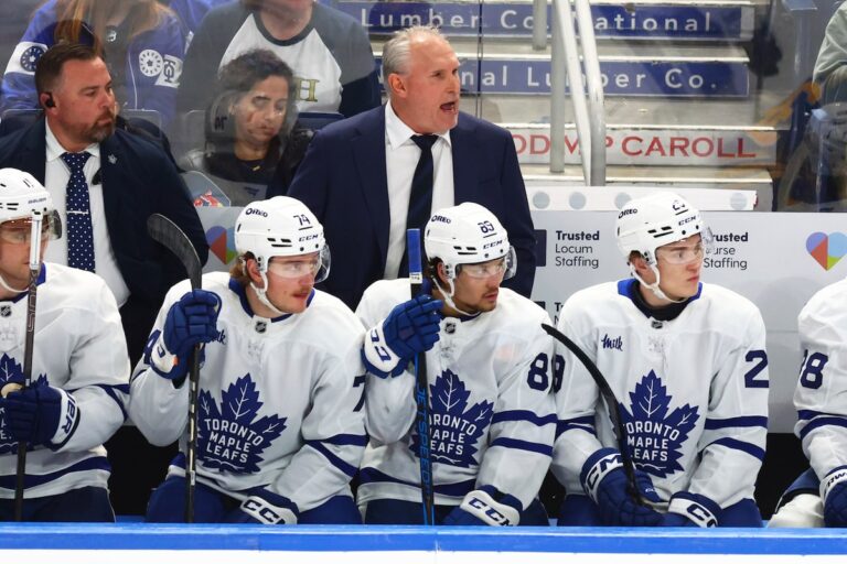 L'entraîneur des Maple Leafs Craig Berube pesant les modifications de la programmation possibles pour le match 5 contre les Panthers