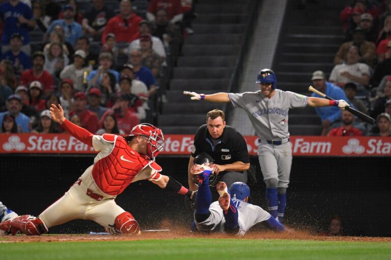 Les Blue Jays se rassemblent de quatre points pour battre Angels 8-5, éviter le balayage de la série