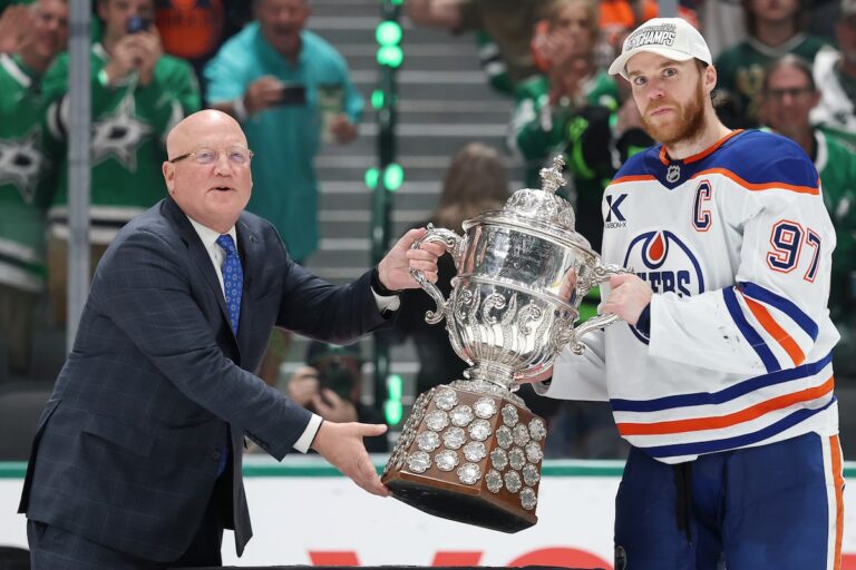 Les Oilers ont volontiers touché le trophée ouest avant le match revanche de la tasse alors qu'il était confortable pour les Panthers à l'est