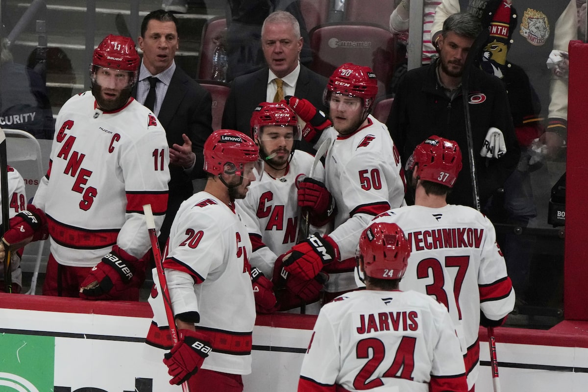 Les ouragans obtiennent un autre coup de glace à domicile sur les Panthers avec le match 5 dans la finale de l'Est