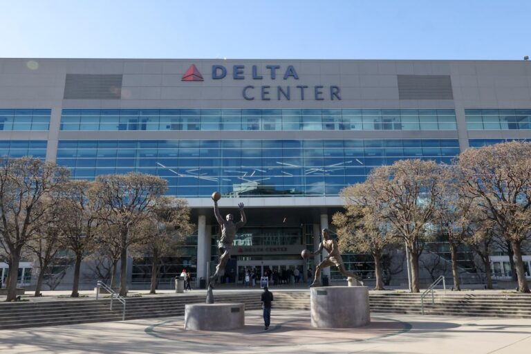 Les propriétaires du Jazz de la NBA et du club de hockey de l'Utah de la NBA dévoilent des plans de rénovation pour ajouter des sièges à Arena