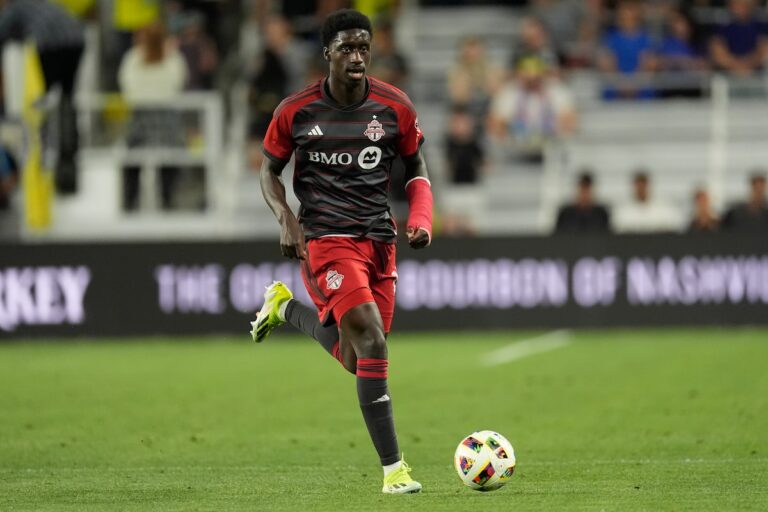 Nicksoen Gomis de Toronto FC pour la saison après avoir subi une intervention chirurgicale pour réparer le tendon d'Achille