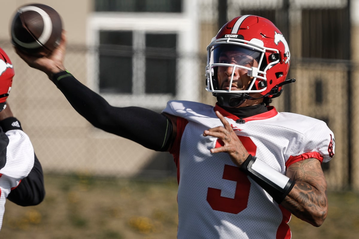 Nouveau quart-arrière, nouveau gazon, la nouvelle ère commence pour les timbres au camp