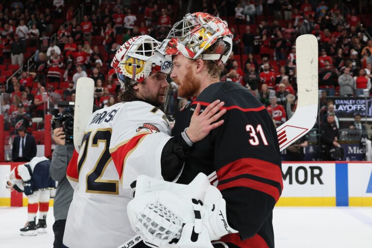 Paul Maurice, Rod Brind'amour a sauté des coups de main des joueurs après la finale de l'Est. C'était pour une bonne raison