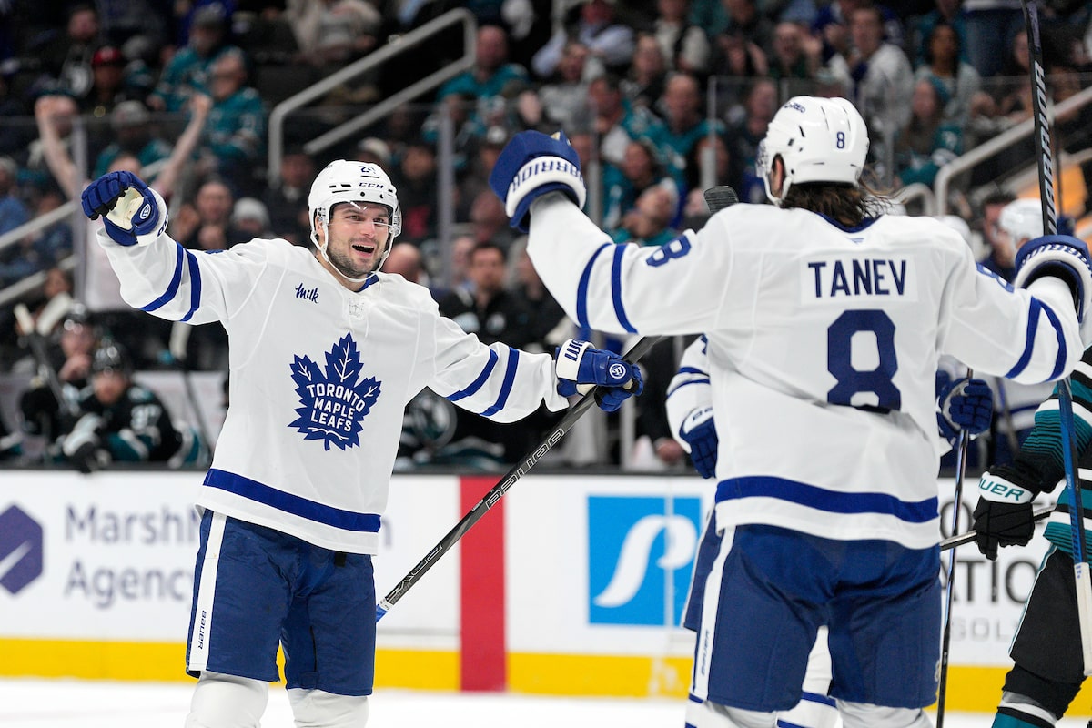 Scott Laughton prouvant des séries éliminatoires pour les Maple Leafs après le début de la post-échange bosselé