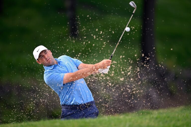 Scottie Scheffler mène à 18 sous 36 trous après un long retard de temps au Byron Nelson