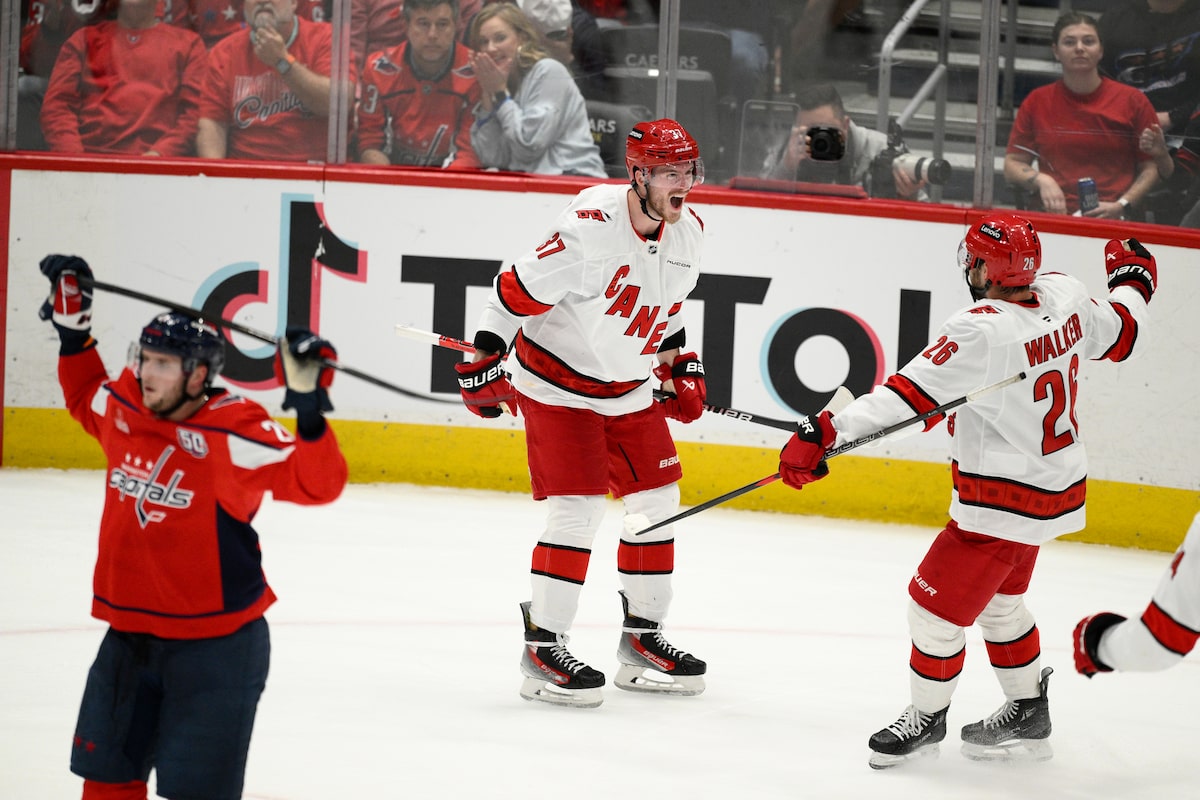 Svechnikov rompt la cravate tardive, les ouragans ont battu les capitales pour atteindre la finale de l'Est
