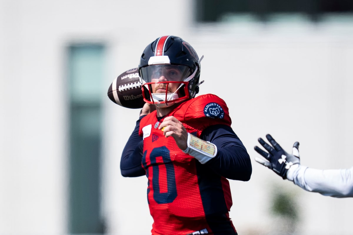 `` Ultra concurrent 'Davis Alexander calme sous pression comme Alouettes' n ° 1 QB