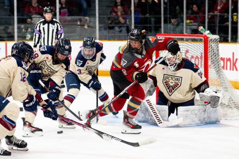Victoire regarde pour exorciser les démons des séries éliminatoires de l'année dernière en demi-finale de PWHL contre Charge