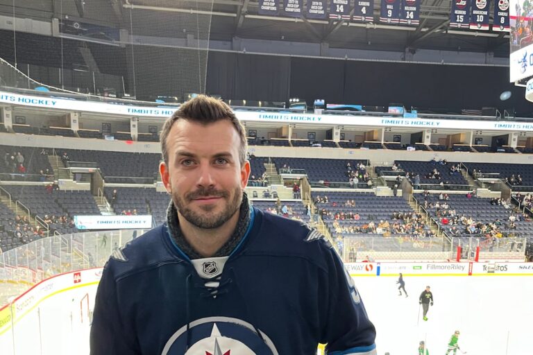 `` Vous vous sentez chez vous '': le hockey en séries éliminatoires aide les nouveaux arrivants à se sentir plus canadiens