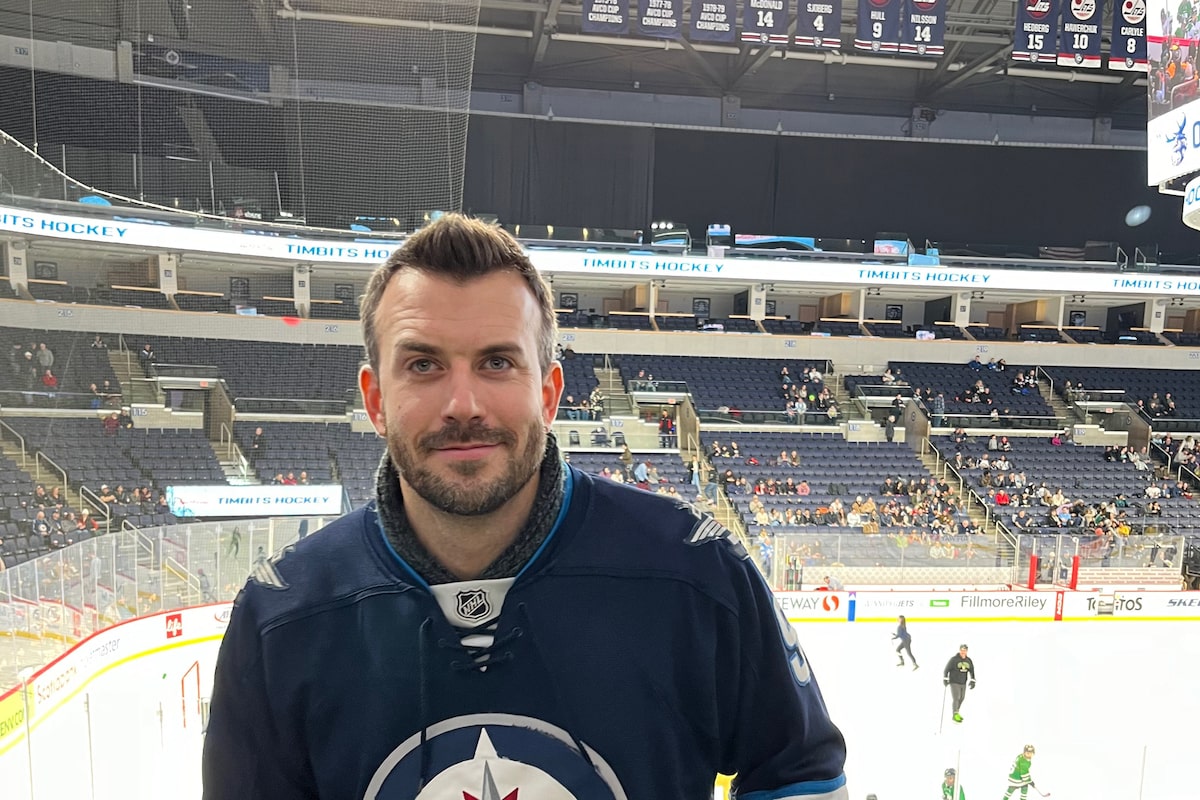 `` Vous vous sentez chez vous '': le hockey en séries éliminatoires aide les nouveaux arrivants à se sentir plus canadiens