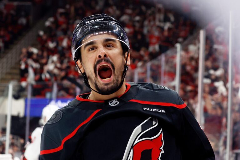 Walker, Svechnikov marque tard alors que les ouragans poussent les capitales à brasser de l'élimination dans la victoire 5-2