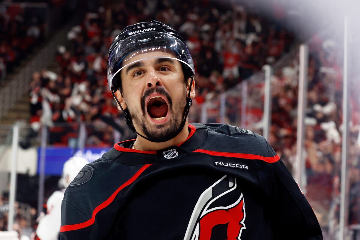 Walker, Svechnikov marque tard alors que les ouragans poussent les capitales à brasser de l'élimination dans la victoire 5-2