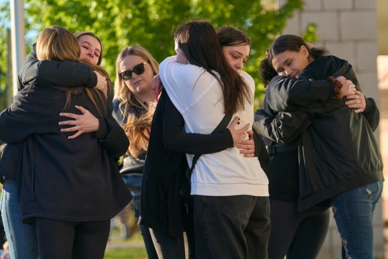 Walkerton, en Ontario, s'est brisé après des athlètes adolescents, un enseignant a tué un accident sur le chemin du retour du tournoi de softball