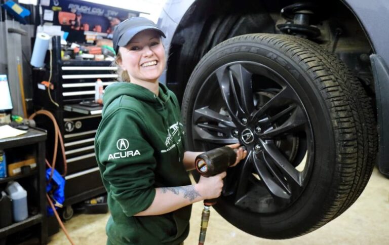 Women in the Trades: Thunder Bay Auto Technician espère qu'elle l'a retrouvée pour toujours chez Acura