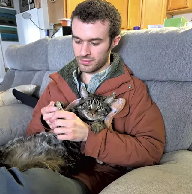 Blake Randell avec un chat - courtoisie