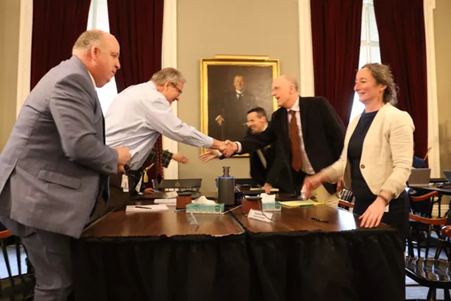 Les législateurs secouent là-dessus vendredi. - Kevin McCallum © ️ Sept jours