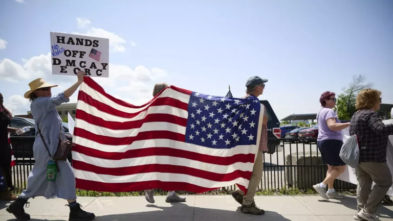 Les manifestations de `` pas de rois '' attirent des milliers de personnes à travers le Vermont