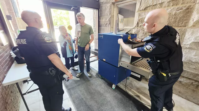 La police du Capitole inaugure les membres du public grâce à un processus de dépistage lundi. - Kevin McCallum © ️ Sept jours