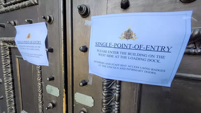 Des panneaux ont informé le public des mesures de sécurité améliorées à l'État. - Kevin McCallum © ️ Sept jours