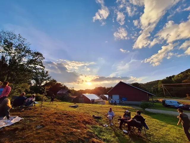 Fried Chicken & Pickin '- gracieuseté de Beth Whiting