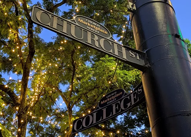 Un panneau de rue de l'église - Courtney Lamdin © ️ sept jours