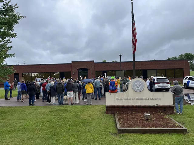 En dehors du Department of Homeland Security Building - Sam Hartnett © ️ Sept jours
