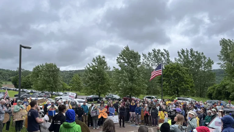 La mère migrante à sept évite la détention de la glace - pour l'instant