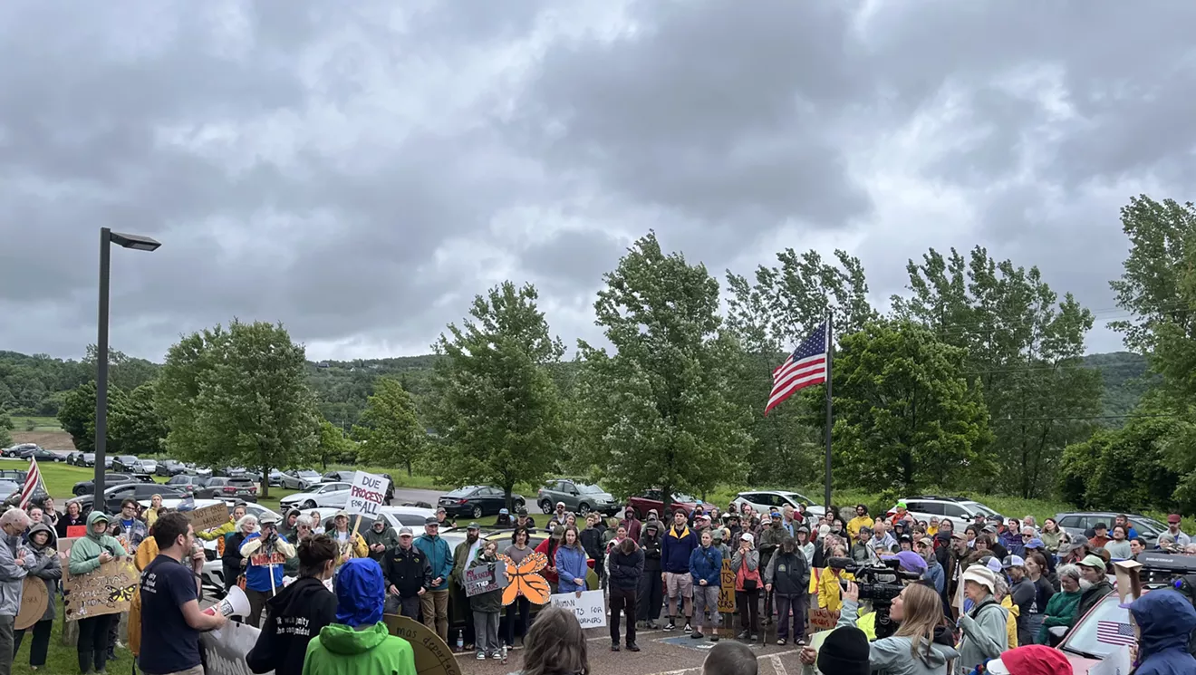 La mère migrante à sept évite la détention de la glace - pour l'instant