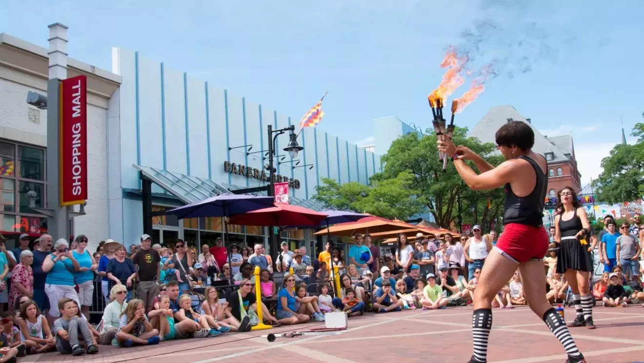 Les entreprises se rassemblent pour lancer un festival de imbéciles réduit