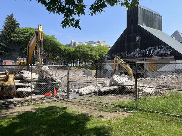 Démolition à la cathédrale - Sam Hartnett © ️ Sept jours