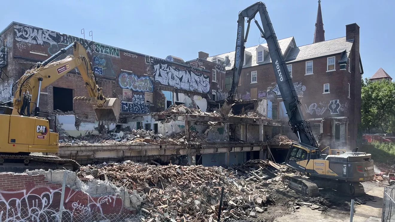 Crews démolir l'ancien YMCA, cathédrale au centre-ville de Burlington