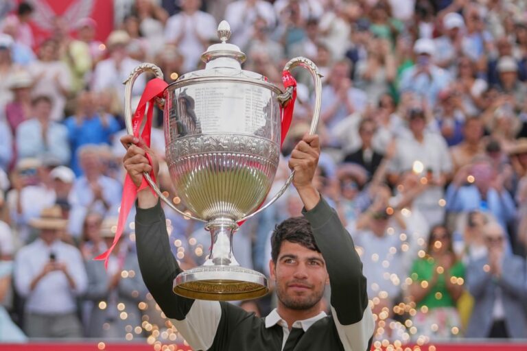 Alcaraz remporte la finale du club Queen's pour rouler dans Wimbledon