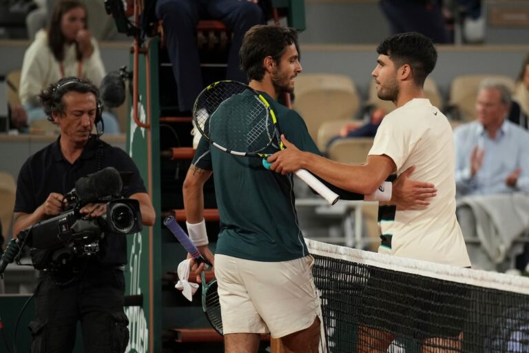 Carlos Alcaraz a atteint la finale de l'Open de France après que Lorenzo Musetti se retire avec une blessure en quatrième set