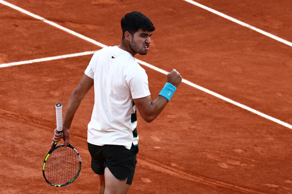 Carlos Alcaraz enregistre trois points de match pour arrêter Jannik Sinner et conserver l'Open de France