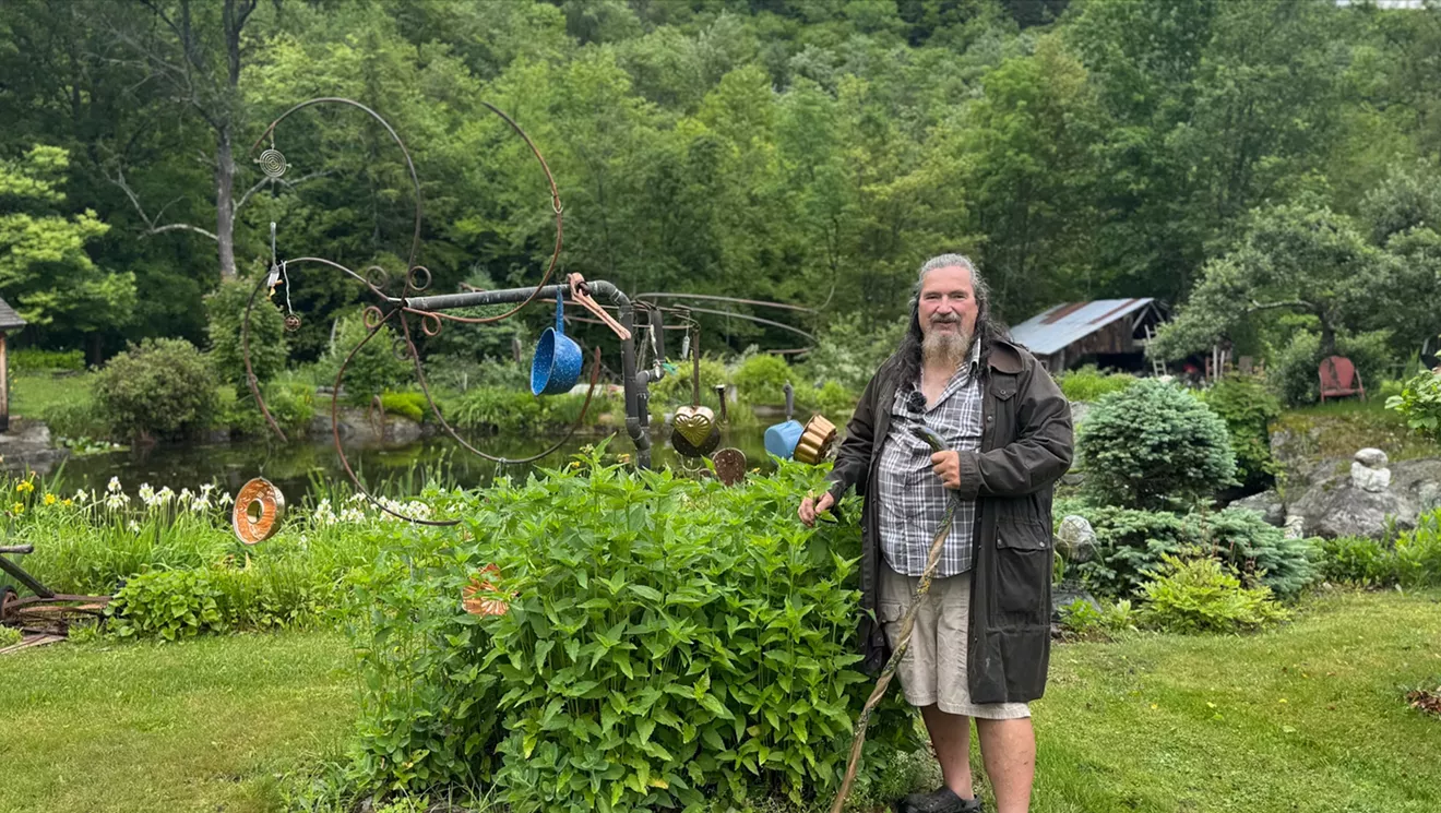 Coincé dans le Vermont: Clarence Baker transforme les déchets en art dans ses jardins de Roxbury