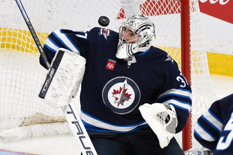 Connor Hellebuyck remporte les prix Hart, Vezina après la saison stellaire avec des jets de Winnipeg